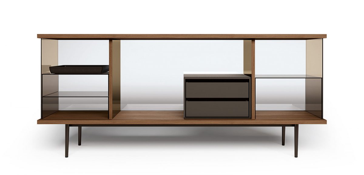 Das im Bauhaus-Jubiläumsjahr neu vorgestellte Sideboard The Farns von Walter Knoll geht weit über eine Hommage an Ludwig Mies van der Rohe und sein Farnsworth House hinaus