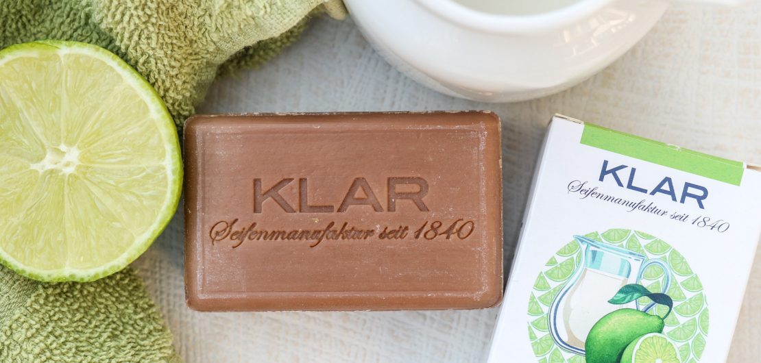 Während Kosmetikkonzerne nach wie vor arglose Verbraucher mit ihren Produkten Flüsse und Meere vergiften lassen, sind Klar Seifen aus Tradition sauber.