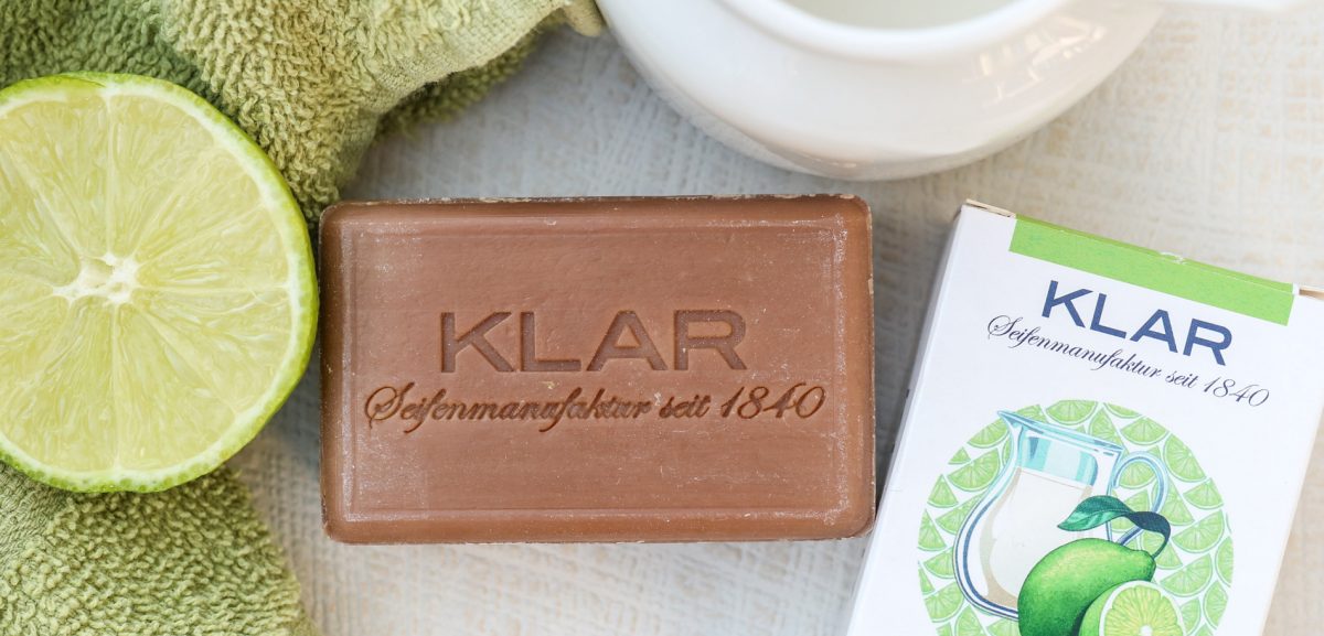 Während Kosmetikkonzerne nach wie vor arglose Verbraucher mit ihren Produkten Flüsse und Meere vergiften lassen, sind Klar Seifen aus Tradition sauber.