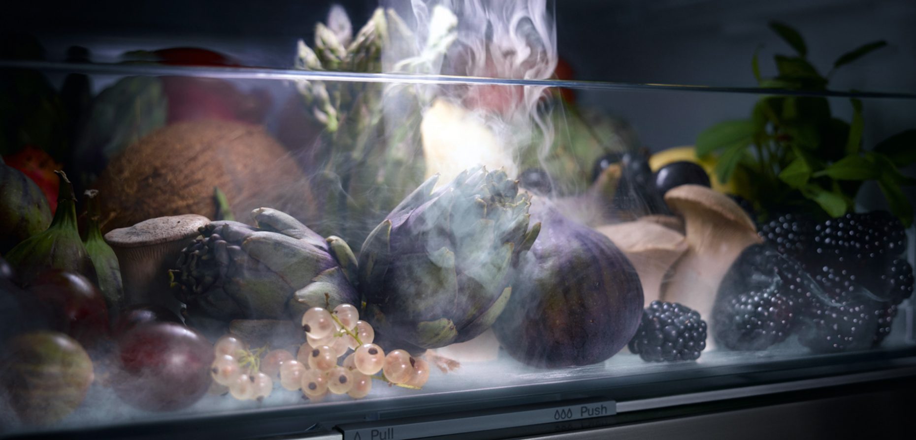 Smartes Design gegen Food Waste: Das Titelbild zeigt das Miele-System PerfectFresh Active, das mithilfe von Sprühnebel dafür sorgt, dass Obst und Gemüse bis zu fünfmal länger frisch bleibt. © Miele