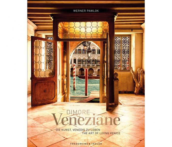 Mit dem Bildband Dimore Veneziane, erschienen bei bei Frederking & Thaler, will der Fotograf Werner Pawlok einen neuen Blick auf die von Overtourism geplagte Lagunenstadt Venedig vermitteln. Wir verraten, ob ihm das gelungen ist.