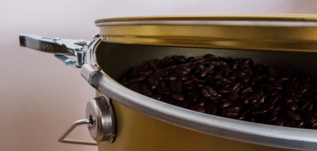 Das Stuttgarter Startup Earlybird Coffee nährt Hoffnungen auf eine künftige Kaffeegenuss-Welt, die frei ist von Verpackungsmüll-Orgien. Unser Titelbild zeigt das typische, für mindestens 100 Einsätze konzipierte Earlybird-Gebinde aus Weißblech. So kommt Kaffee zu den Abnehmern, ohne dass Müll – insbesondere Plastikmüll – produziert wird.