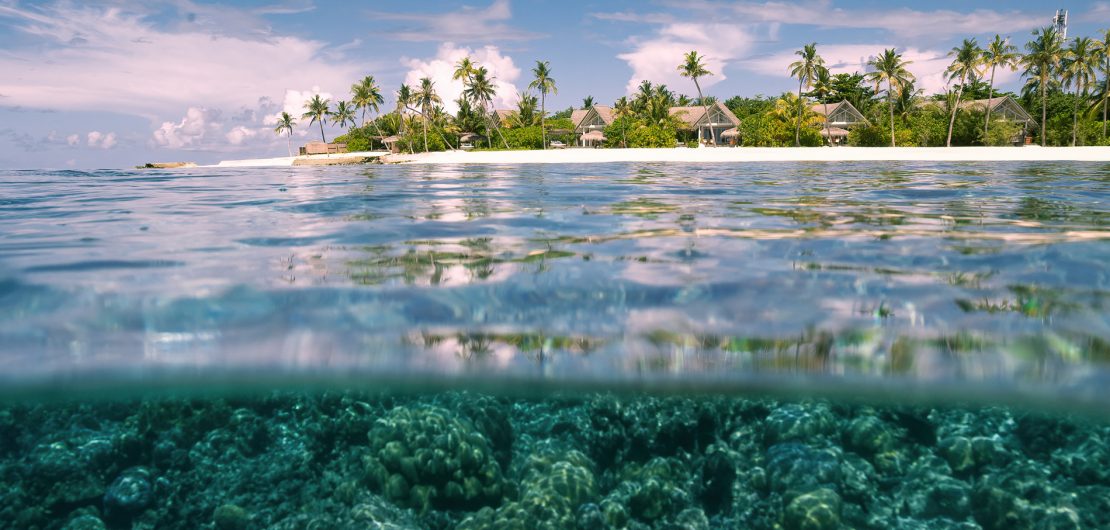 Milaidhoo Maldives ist ein eindrucksvolles Beispiel für einen letzten Ort gefühlter Unversehrtheit in dieser Welt. Das Boutique-Luxus-Resort ist ganz allein in der Weite des Biossphärenreservat Baa Atoll gelegen.