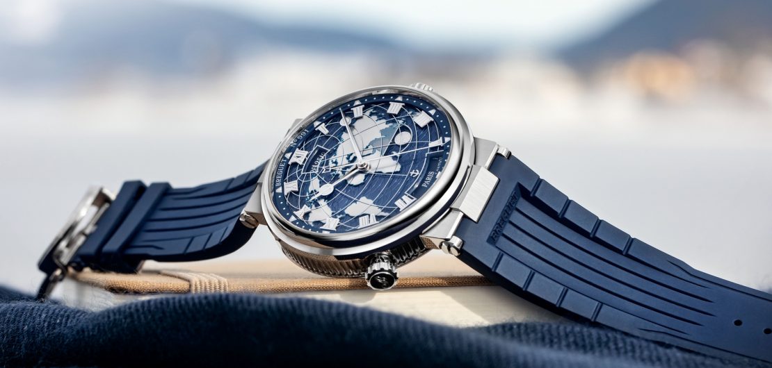 Ungewöhnlich für eine mechanische Uhr lässt sich die Breguet Marine Hora Mundi programmieren. Sie besitzt zwei Zeitzonenanzeigen mit Speicherfunktion. Das Bild zeigt die Version in Weißgold am Armband aus Kautschuk.