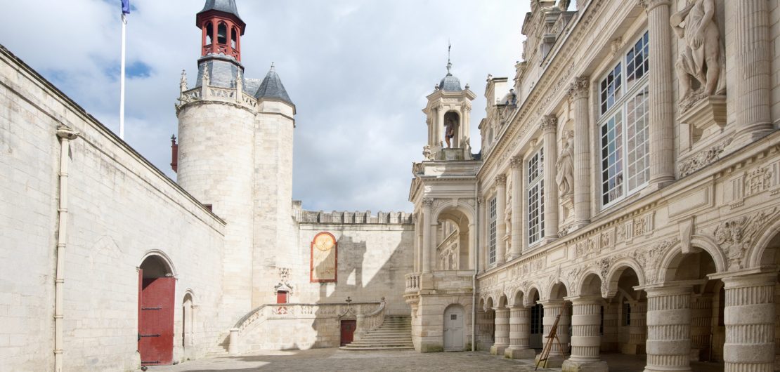 Denkmalschutz und Barrierefreiheit müssen sich nicht ausschließen, wie das Beispiel des Hôtel de Ville von La Rochelle zeigt. Das älteste Rathaus Frankreichs erhielt nach der Restaurierung moderne Automatiktüren von GEZE.