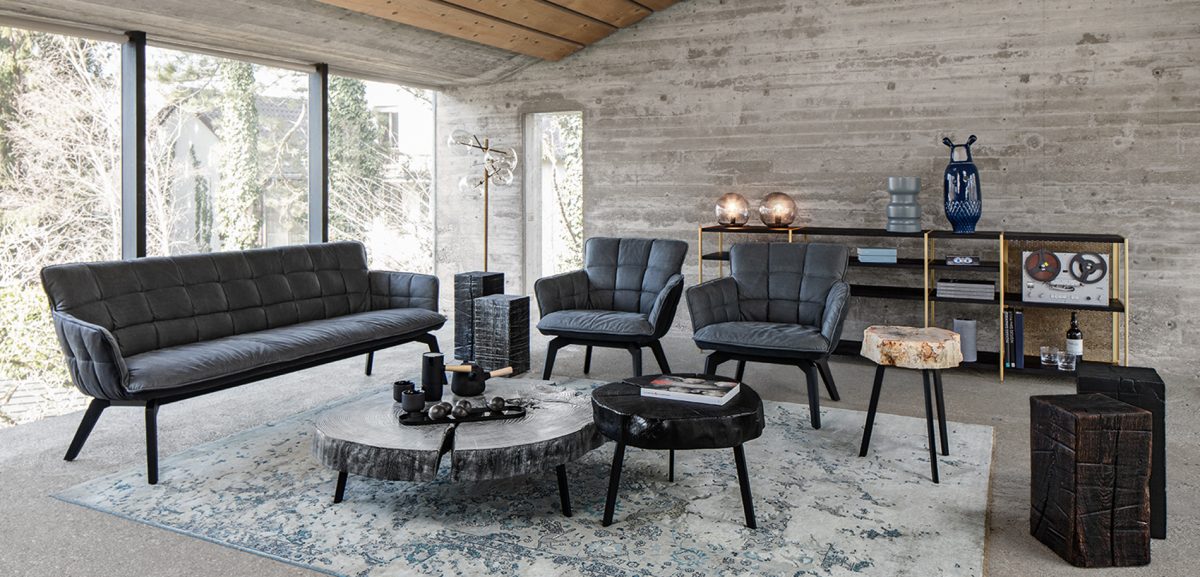 Mit BC 05 Stomp hat die deutsche Möbelmanufaktur Janua eine faszinierende Couch- und Beistelltisch-Serie im Programm. Massive Baumscheiben bilden die Tischplatten.