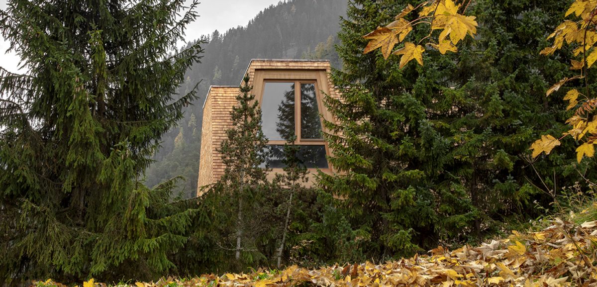 Mit der Natur statt gegen sie zu bauen, das ist angesichts des Klimawandels das Gebot der Stunde. Wie das geht, lässt sich von pedevilla architekten lernen. Im Bild zu erkennen: das hochalpine Vollholz-Wohnhaus namens ciAsa im Südtiroler St.Vigil.