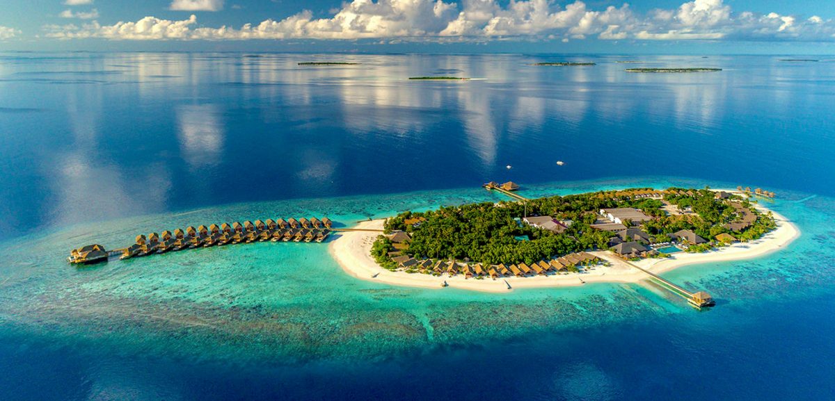 Das im Raa-Atoll gelegene Kudafushi Resort & Spa lockt Anspruchsvolle, die über das nötige Kleingeld verfügen, mit kristallklarem Wasser, einem strahlend weißen Korallenstrand und vielen Annehmlichkeiten. © Kudafushi Resort & Spa