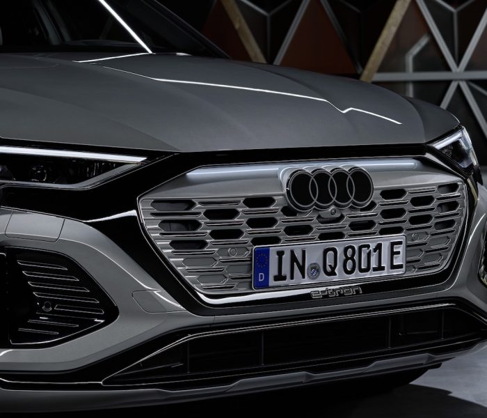 Mit dem neuen Fahrzeugemblem hat man jetzt bei Audi die Unstimmigkeiten beseitigt, die seit dem letzten Logo-Redesign existierten. Foto: © Audi AG