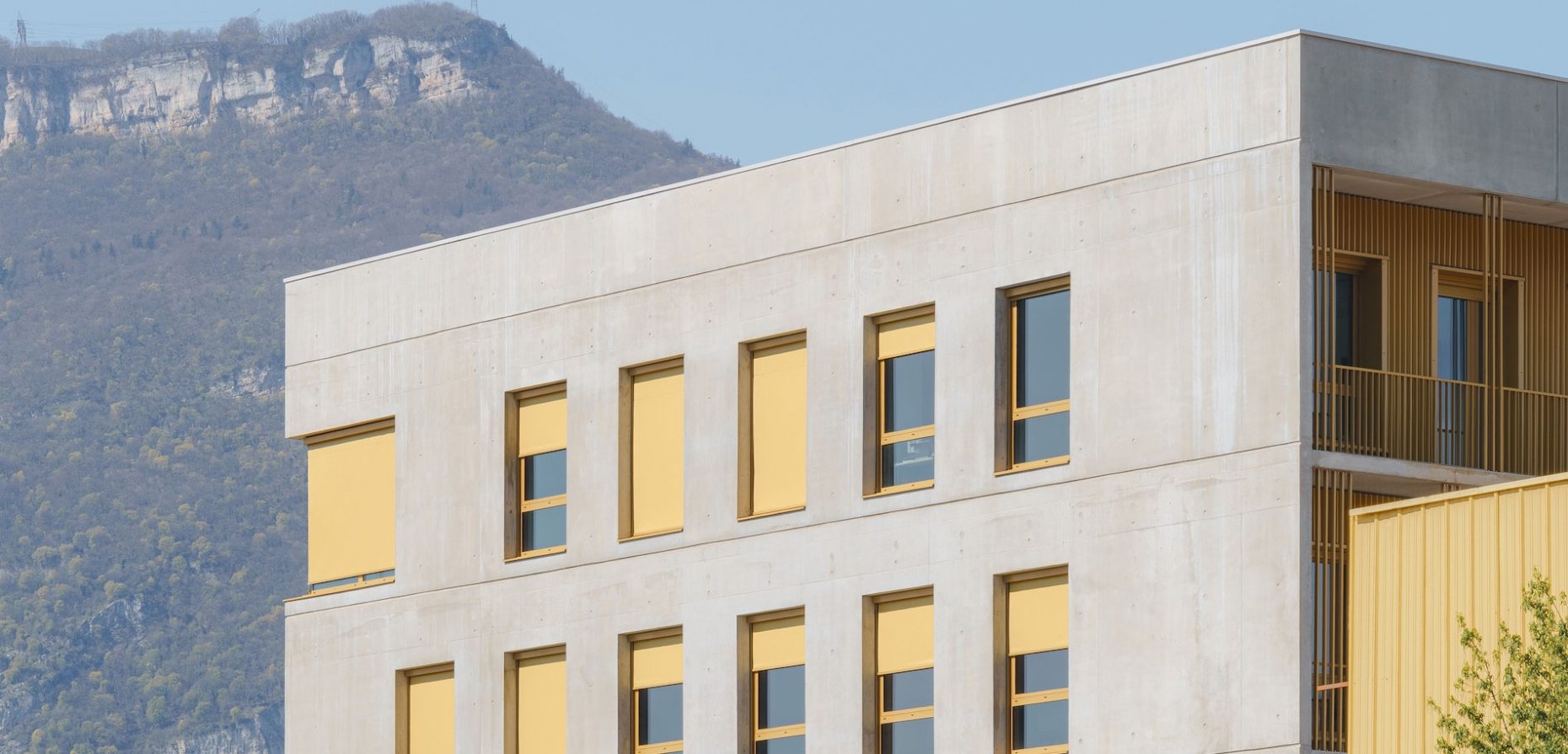 Das Foto zeigt die neue Zentrale des Bauunternehmens Cuynat Construction in Grenoble. Ganz bewusst entschied man sich für die Fassadenmarkise Soloscreen von Griesser, weil es darum ging, etwas zu finden, das funktional und optisch herausragt. Foto: © Griesser