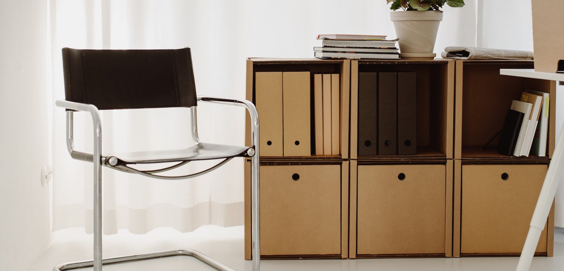 ROOM IN A BOX bietet nachhaltige Alternativen zu den ubiquitären schwedischen Bausatzmöbeln. Sie sind aus Karton, aber keineswegs von Pappe. Das Bild zeigt ein stabiles und formschönes Regal. Foto: © ROOM IN A BOX