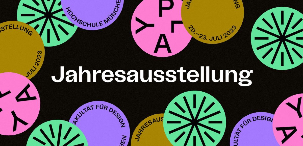 Die Jahresausstellung der HM-Fakultät für Design lädt wieder nach München ein, wo Studierende ihre Abschluss- und Semesterarbeiten zeigen. Unser Titelbild zeigt das Banner mit dem diesjährigen Motto „Play“.