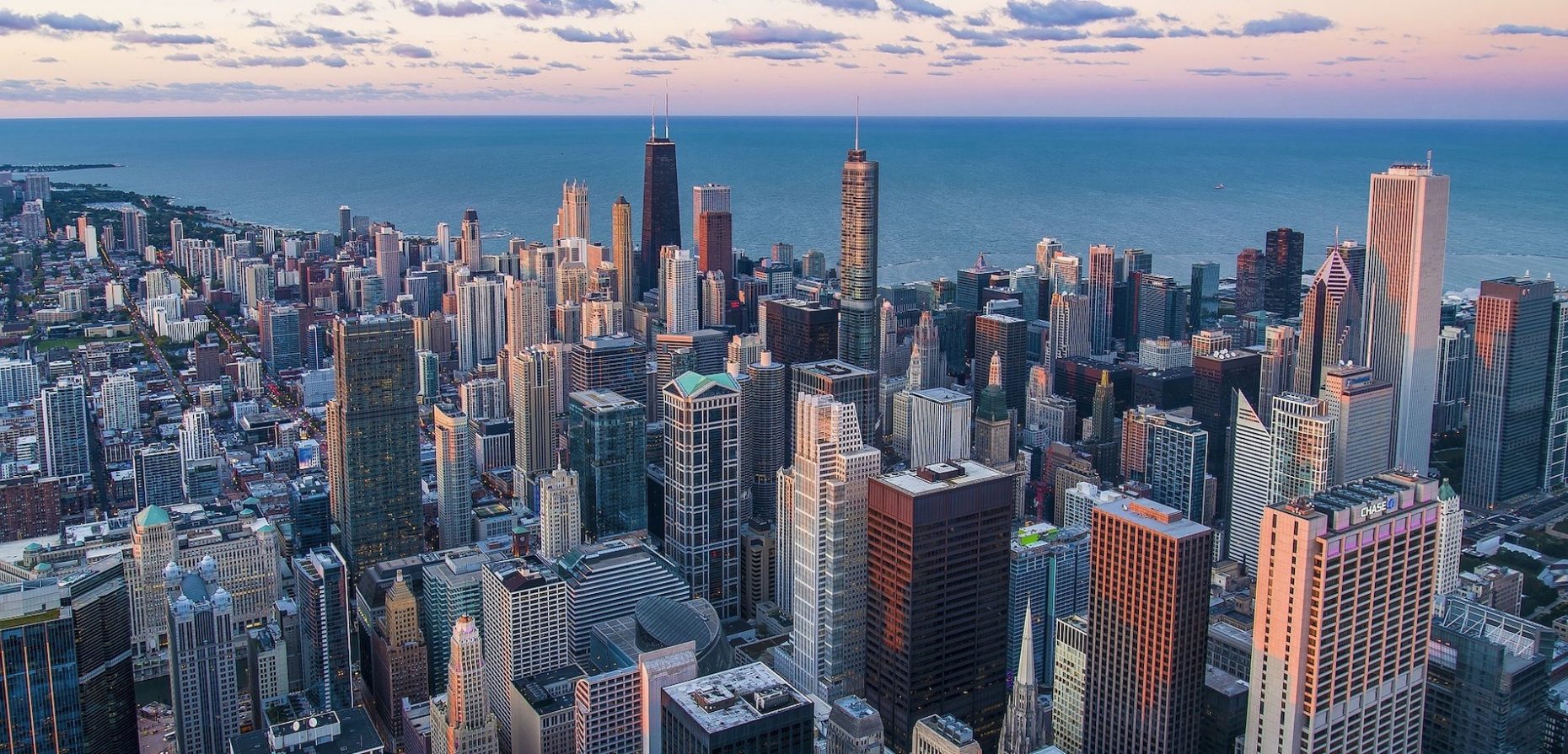Seit 2015 lädt die drittgrößte Stadt der USA alle zwei Jahre jeweils im September zur Chicago Architecture Biennial. Warum aber sollte man statt nach New York hierher reisen? COLD PERFECTION klärt auf.