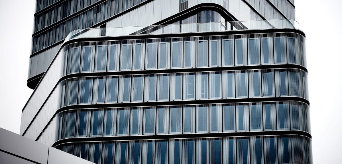Der rund 90 Meter hohe Porsche Design Tower stellt in Bezug auf Vogelschutz einen Meilenstein dar. Mit über 8.000 Quadratmetern Fensterfläche zählt er zu den bislang größten Projekten, bei denen Ornilux-Glas zum Einsatz kam. Foto: © Arcon