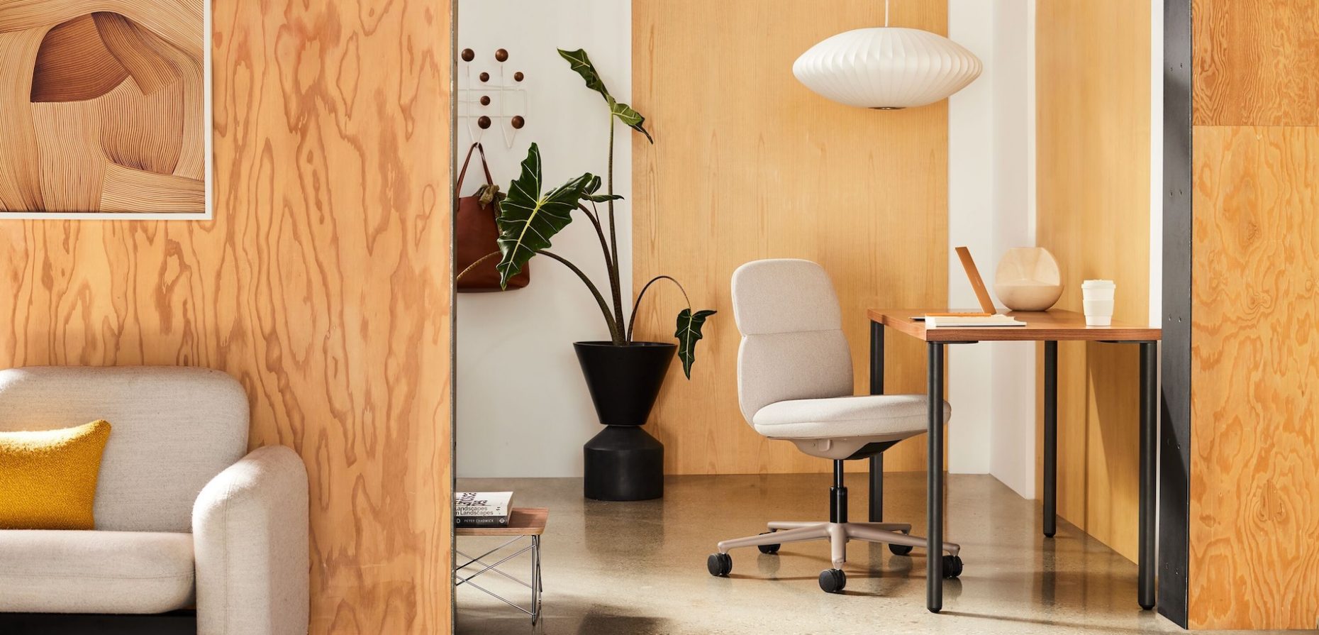 Mit seinem für Herman Miller entworfenen Asari Chair schafft Naoto Fukasawa den schwierigen Spagat zwischen professionellem Büromöbel und Polsterstuhl für das wohnliche Ambiente. Foto: © Herman Miller