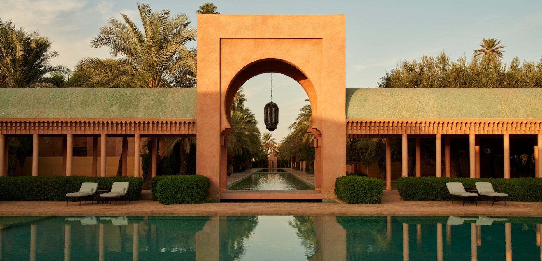 In dem nach der Pandemie neu eröffneten Luxus-Resort Amanjena nahe Marrakesch hat man auch an die marokkanischen Erdbebenopfer gedacht – und leistet Hilfe. Das Foto zeigt den Haupt-Pool. © Amanjena