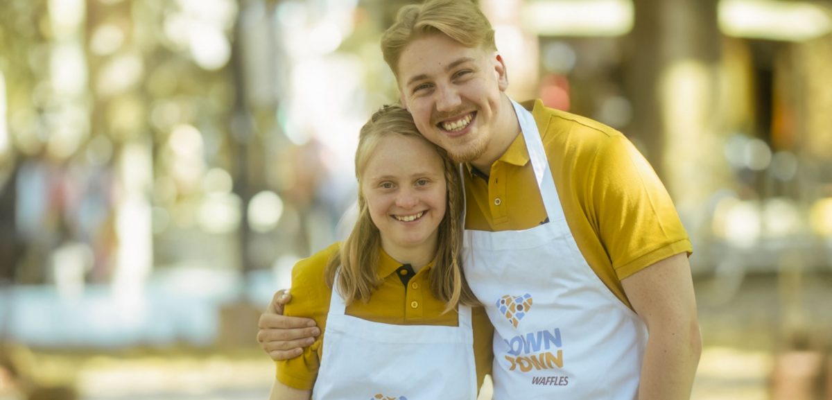 Downtown Waffles soll zeigen, dass die Inklusion von Menschen mit geistiger Behinderung und Wirtschaftlichkeit Hand in Hand gehen kann. Das Bild zeigt Co-Founder Vincent Wirxel mit seiner Schwester Laura.