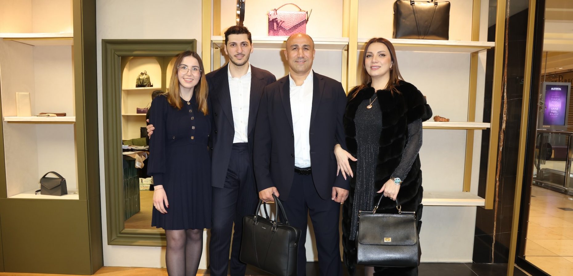 Mit seinem Label Vamenia beweist Gründer und Designer Tamasi Usojan, dass Made in Germany und Lederwaren einander nicht ausschließen. Am 23. November eröffnete der erste Vamenia-Manufaktur-Store in Hamburg. Das Foto zeigt das Ehepaar Christine und Tamasi Usojan neben prominenten Gästen: Box-Champion Arthur Abraham und Ehefrau Lusya Hovhannisyan. © VAMENIA/WALLOCHA