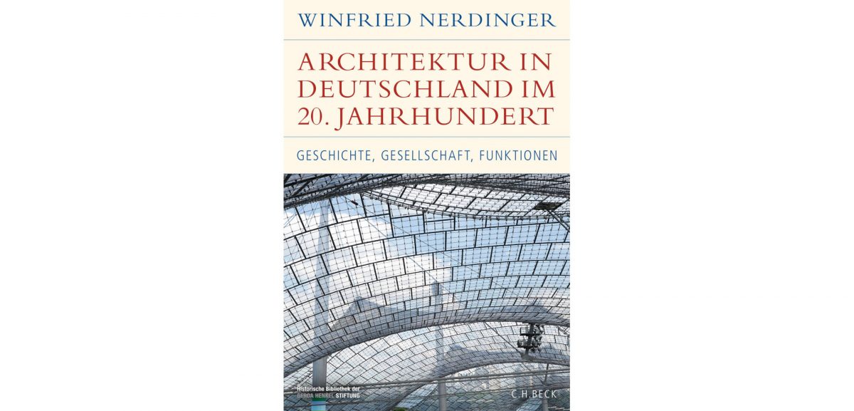 Wer Architektur in Deutschland im 20. Jahrhundert verstehen will, muss Dinge im Kontext betrachten. So wie Architekturhistoriker Winfried Nerdinger mit seiner Neuerscheinung aus dem Verlag C.H.Beck.