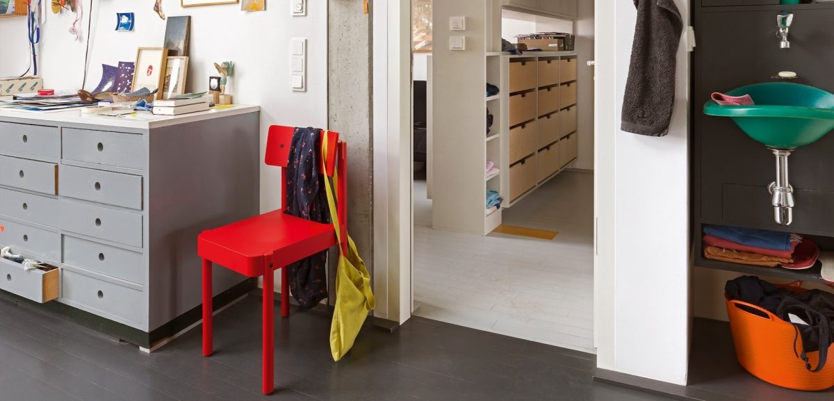 Einser, für Magazin vom Designer Daniel Kern entworfen, ist der erste Holzstuhl der deutschen Marke. Das Foto zeigt die rot lackierte Variante. © Magazin
