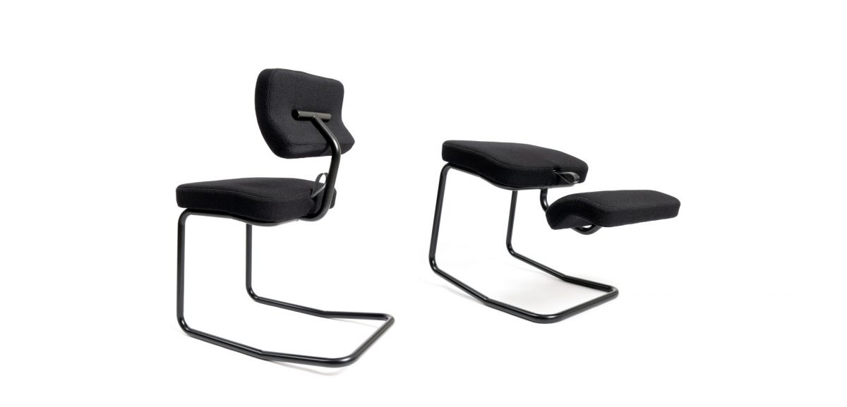 Mit seinem Reversal Chair stellt der Schweizer Designer Juri Roemmel die Welt des Bürostuhls auf den Kopf. Im Handumdrehen wird aus dem Sitzmöbel ein den Rücken entlastender Kniestuhl. Foto: © Tecta