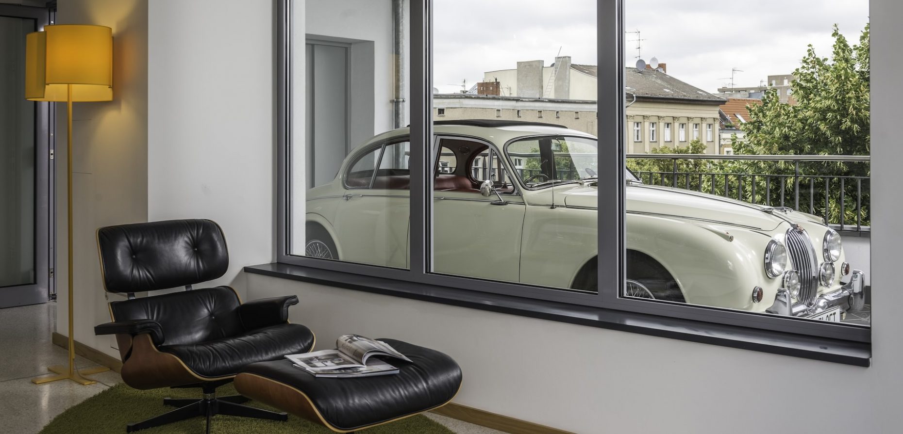 Ein Hotel, bei dem man im Auto fast bis ins Zimmer fahren kann – der Albtraum aller Klimaschützer? In Düsseldorf entsteht das erste Haus von b’mine hotels. Foto: © Malte Jäger / laif