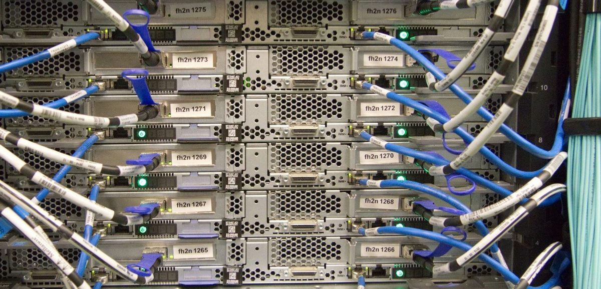 Muss ein IT- oder Anlagenkabel getauscht oder neu verbunden werden, drohen Suchspiele. Digital Cable Code von LAPP könnte das ändern. Das Symbolfoto zeigt einen Server mit Kabeln.