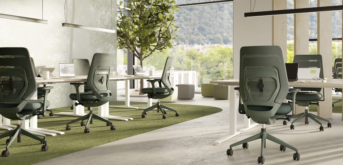 Mit dem fm asiento will fm Büromöbel das Sitzen neu gedacht haben. Eine Übertreibung, echte Innovation oder sogar mehr? Das Foto zeigt den Bürodrehstuhl in der Farbstellung grün. © fm Büromöbel