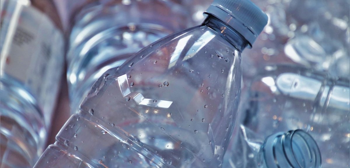 Mit ihrem neuen Mehrweg-Glossar wollen zwei Fraunhofer-Institute Klarheit in den Begriffs-Dschungel der Kreislaufwirtschaft bringen. Das Symbolbild zeigt leere Getränkeflaschen aus Kunststoff.