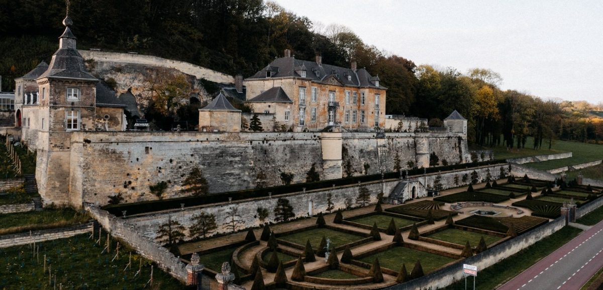 Mit beispielhafter Liebe zum Detail wurden in Château Neercanne bei Maastricht von Roelfien Vos sieben imposante Luxus-Suiten geschaffen. Das Titelbild zeigt das imposante, aus dem 17. Jahrhundert stammende Schloss zusammen mit dem Barockgarten. Foto: © Chantal Arnts