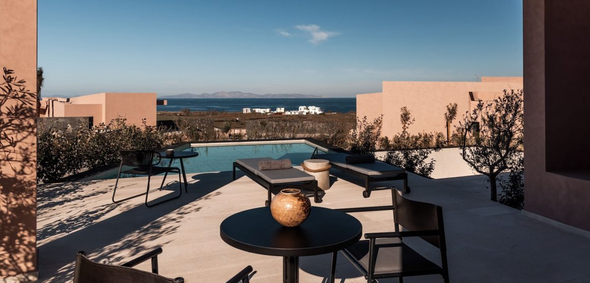 Mit dem Domes Novos Santorini eröffnet im April 2024 das nächste traumhafte Lifestyle-Resort im Mittelmeerraum – die Spezialität der schnell wachsenden Hospitality-Marke.