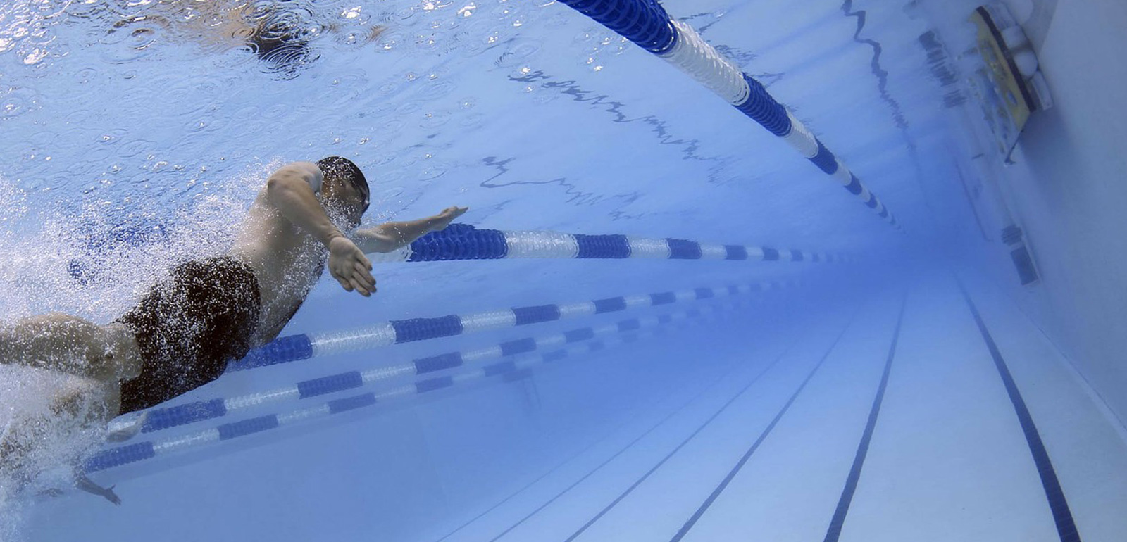 Ausgerechnet in Zeiten, in denen Adipositas epidemische Formen annimmt und Bewegungsmangel als neues Rauchen gilt, werden immer mehr öffentliche Schwimmbäder aus Kostengründen geschlossen.