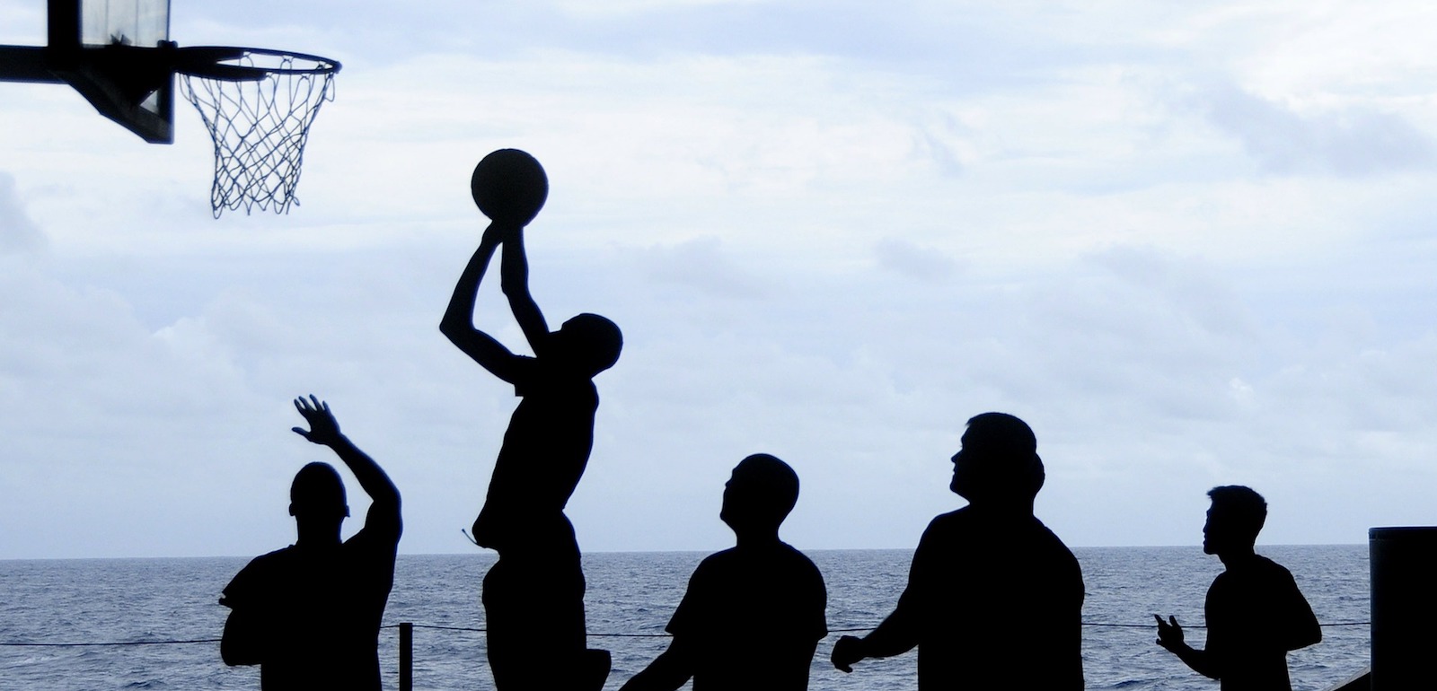 Gruppendenken lauert überall, wo Menschen gemeinsam Entscheidungen treffen. Mit welchen Techniken lässt sich verhindern, dass Konformismus ins Chaos führt? Symbolbild Sport.