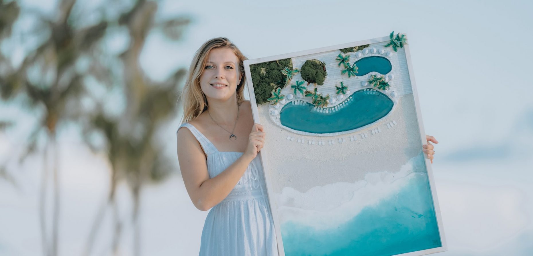 Das Konzept des Artist in Residence kann für die gehobene Hotellerie ein Gewinn sein, wie das Beispiel Coco Bodu Hithi zeigt. Im Bild zu erkennen: Die Künstlerin Anastasia Medvedeva mit einer ihrer bezaubernden Arbeiten am Strand des malerischen Insel-Resorts im Nord-Malé-Atoll.