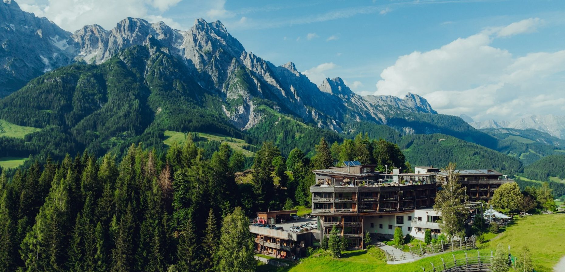 Das Holzhotel Forsthofalm im österreichischen Leogang ist eine solitär gelegene Hospitality-Perle, die auch architektonisch beeindruckt. Foto: © TEAM 7 | Forsthofalm