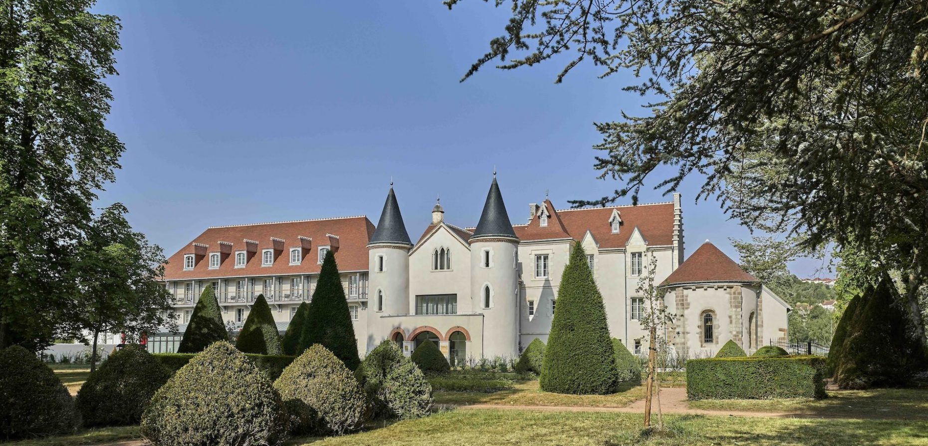 Das Château Saint-Jean in Montluçon steht für die perfekte Fusion aus mediävalem Zauber, moderner Eleganz und vollendeter Gastlichkeit. Unser Titelbild zeigt die stolze, aus dem 12. Jahrhundert stammende Architektur des Hauptgebäudes. Foto: © Château Saint-Jean
