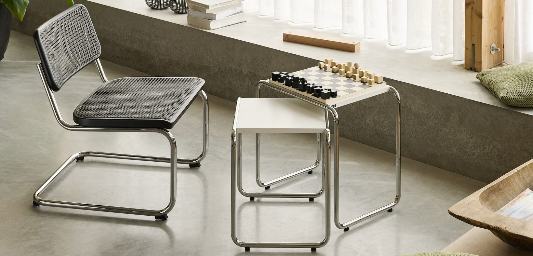 Ein von Thonet und Naef präsentiertes Jubiläumsset aus zwei Satztischen und einem Schachspiel feiert 100 Jahre Bauhaus Dessau. Foto: © F. Frinzel