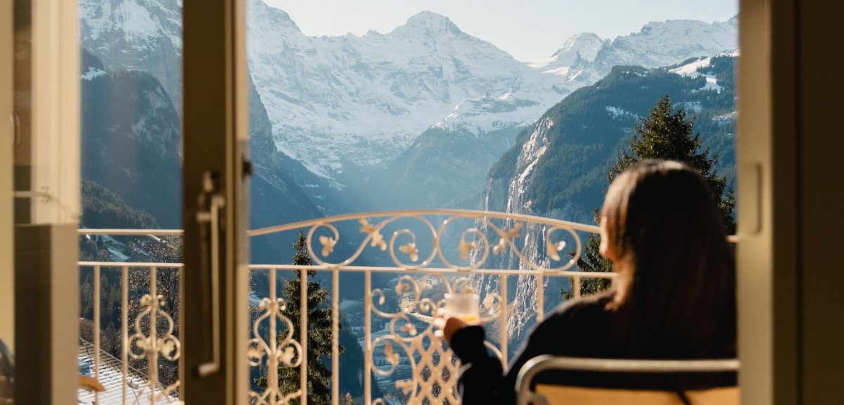 Alpines Erbe, gekonnt in die Gegenwart übersetzt – dafür steht das Grand Hotel Belvedere, gelegen im schweizerischen Wengen vor der alpinen Traumkulisse des Dreigestirns aus Eiger, Mönch und Jungfrau. Foto: © Lucas Dutertry / Beaumier