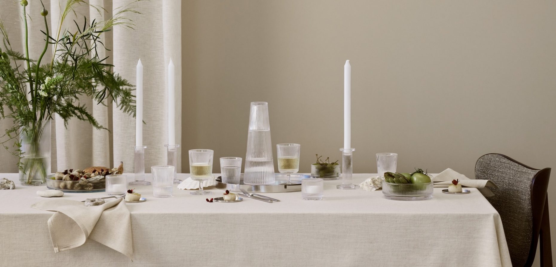 Die 1960 in Kopenhagen gegründete Marke Stelton offeriert, wovon viele Firmen träumen: Ikonen des Alltags mit zugleich hohem Gebrauchswert. Unser Titelbild zeigt einen Teil der von Art déco inspirierten Serie Pilastro (Design: Francis Cayouette). © nguyen/Stelton