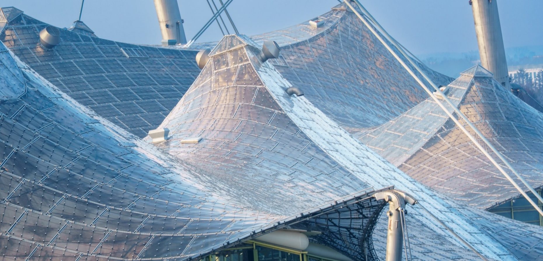 Ein Pilotprojekt erprobt am Olympiastadion München smarte Schrauben für die digitale Zustandsüberwachung. Unser Titelbild zeigt das berühmte Zeltdach. Foto: © Sandra Alkado