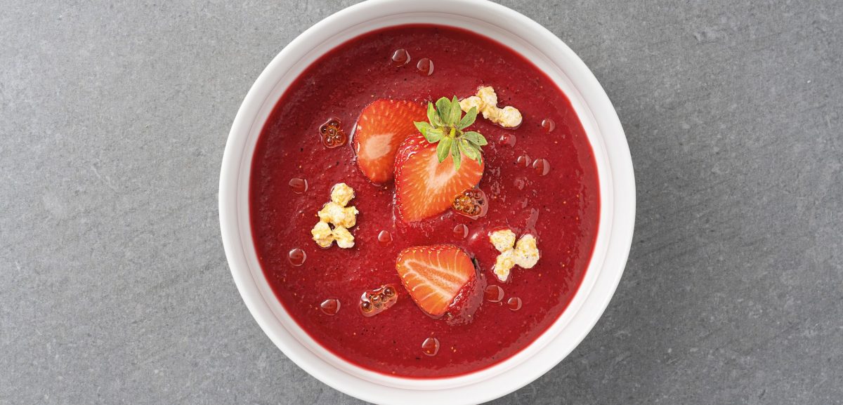 Pünktlich zum Frühling verriet uns das Team von SHA für Sie ein Detox-Rezept, das Appetit macht und neue Energie verleiht: Rote-Bete-Erdbeer-Gazpacho mit souffliertem Mochi. Foto: © SHA Wellnes Clinic