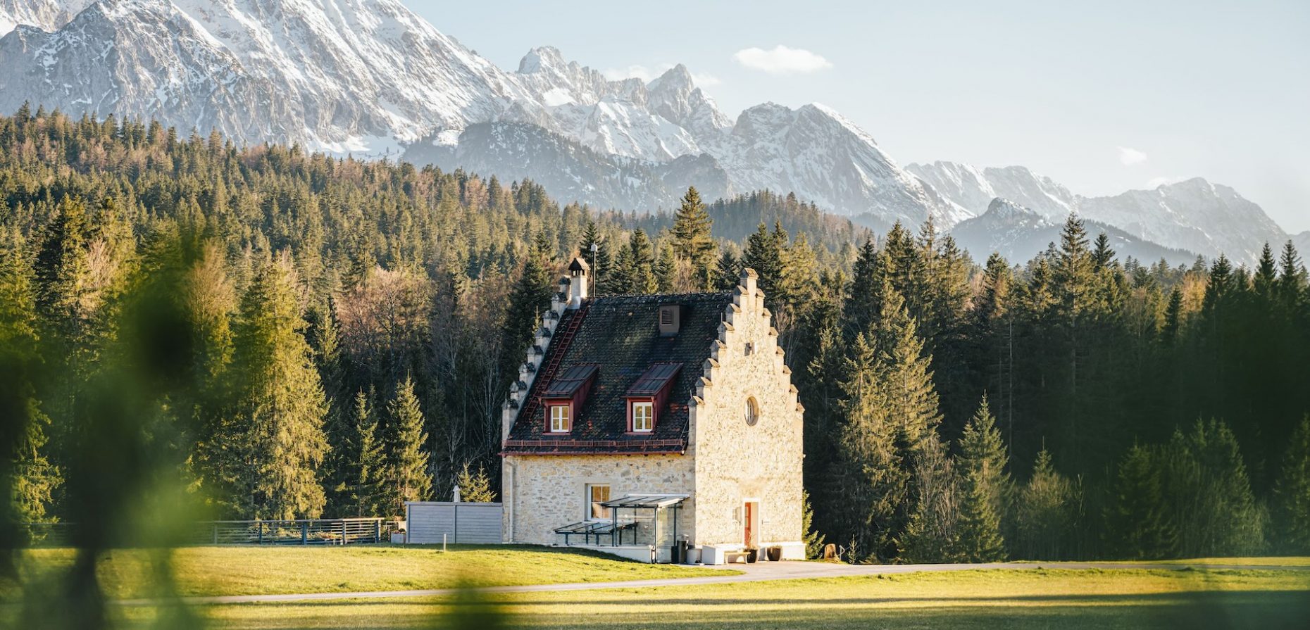 DAS KRANZBACH, ein Retreat im Stil eines englischen Landhauses, verzaubert Gäste unweit von Garmisch-Partenkirchen mit Bilderbuchlandschaft, Stille und Blick auf die Zugspitze. Foto: © Peter Koren