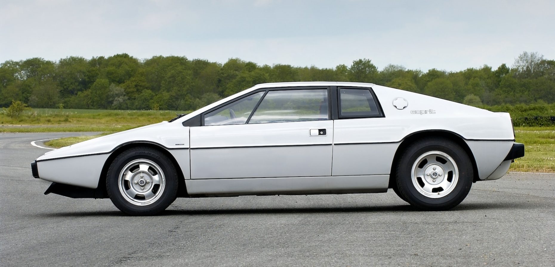 Messerscharf wie seine Form ist das Handling des ab 1976 produzierten Lotus Esprit. Klarer Fall von Design für die Ewigkeit. Foto: © Lotus Cars plc