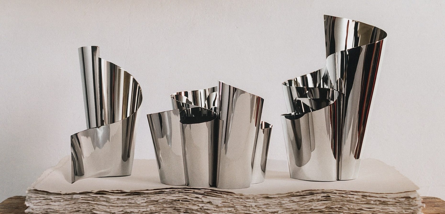 Mit den Vasen und Teelichthaltern der Serie Fold by Georg Jensen wird die Grenze zwischen Gebrauchsgegenstand und Skulptur verwischt. Foto: © GEORG JENSEN A/S