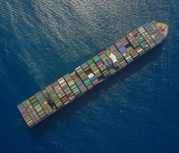 Containerschiff aus der Luft betrachtet: Symbolbild zum RGBMAG-Editorial Gottes Werk und Verbrauchers Beitrag.
